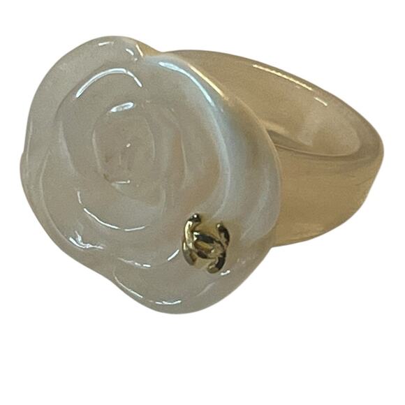 Chanel Camellia Flower CC Logo Resin Ring - Y2K Spring 2002 Vintage Sz 6.5 - Picture 1 of 11